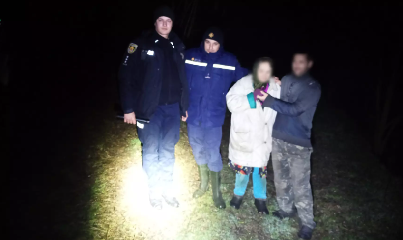 Жінку, яка заблукала на Кіровоградщині, знайшли на березі ставка