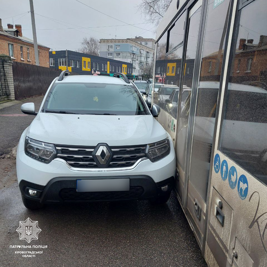 У Кропивницькому водій автобуса спричинив ДТП