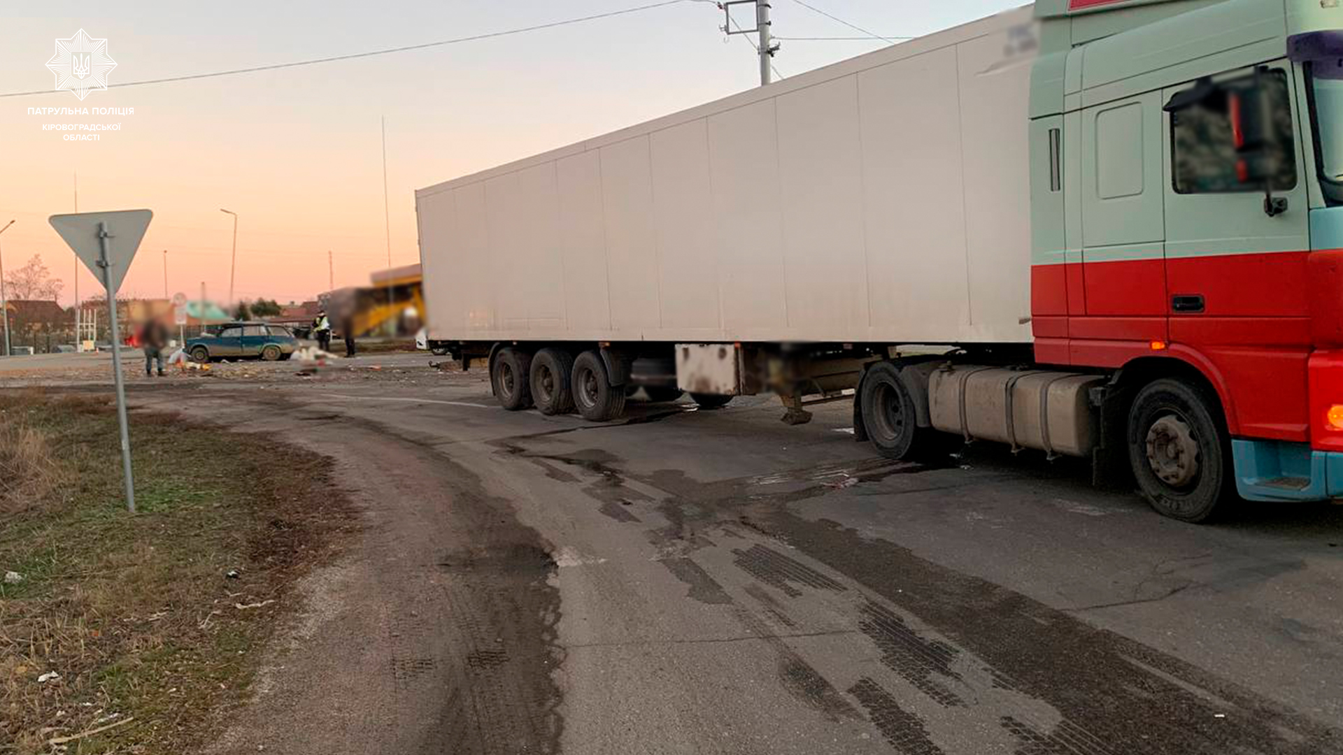 Неподалік Кропивницького фура влетіла в легковик