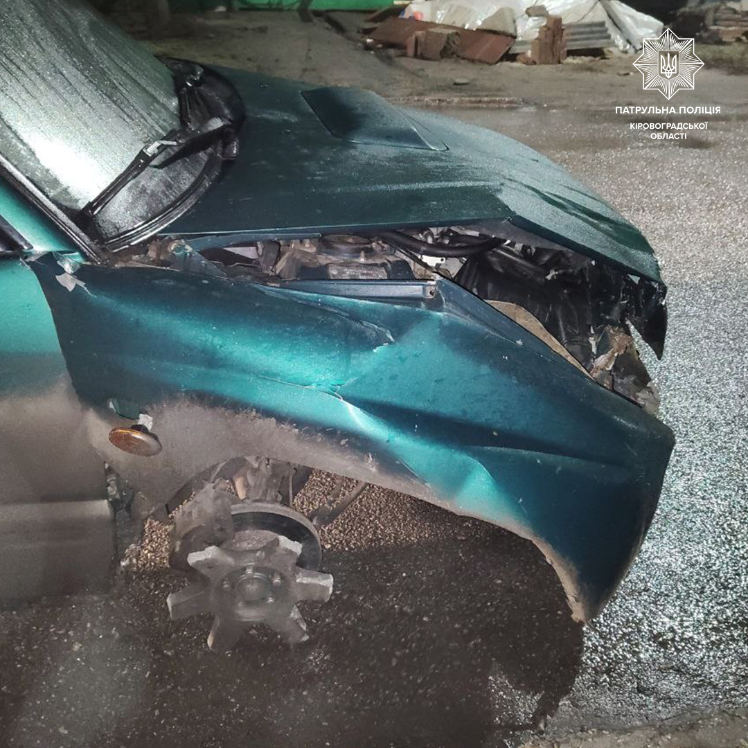 У Кропивницькому водій зніс паркан, загубив колесо та втік