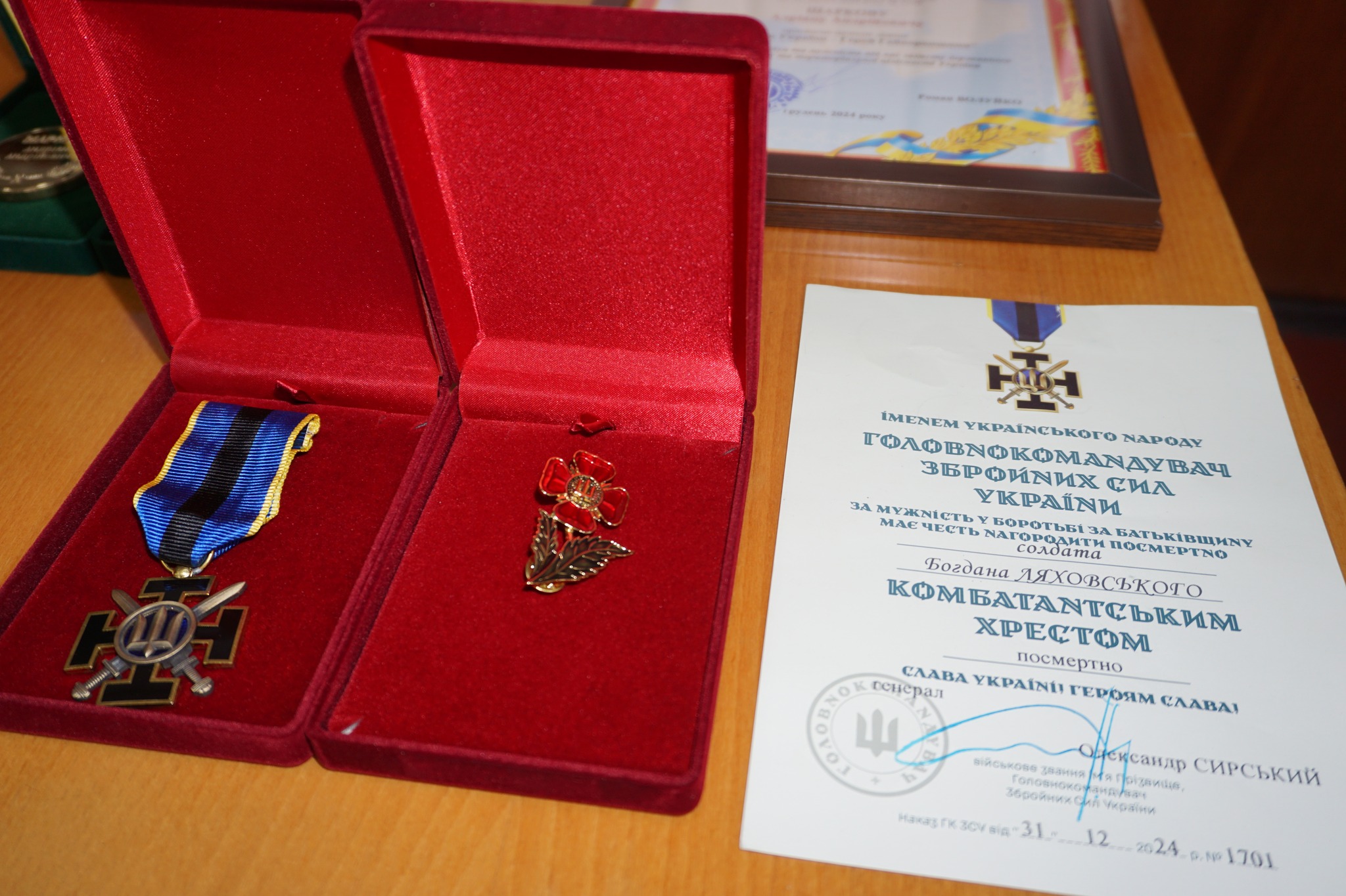 На Кіровоградщині близьким загиблих Захисників передали нагороди