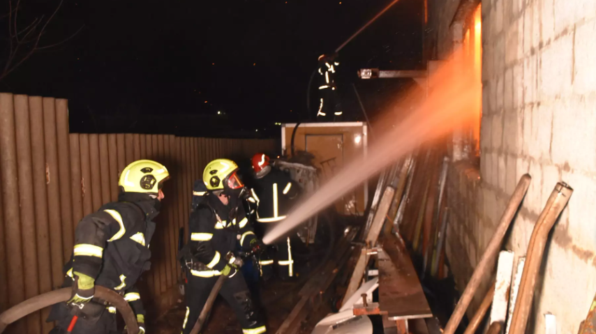 Два автомобiля та мотоцикл горiли в однiй господi Кропивницького