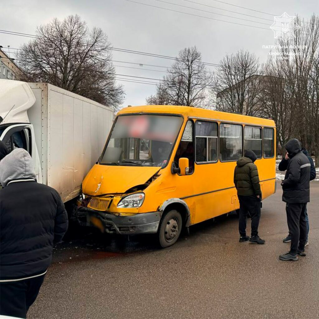 У Кропивницькому зіткнулися вантажівка та маршрутка