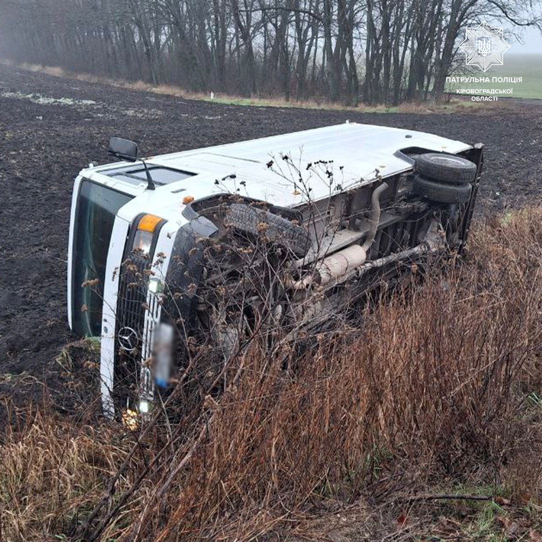 На Кiровоградщинi перекинувся вантажний фургон (ФОТО)