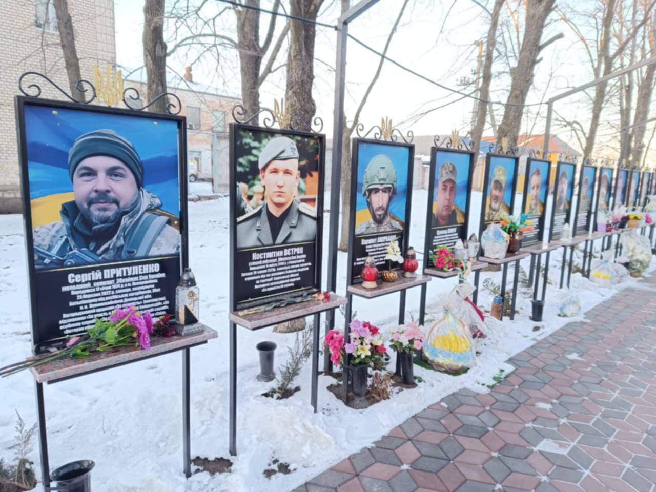 На Кіровоградщині замінили пошкоджені вандалами портрети Героїв