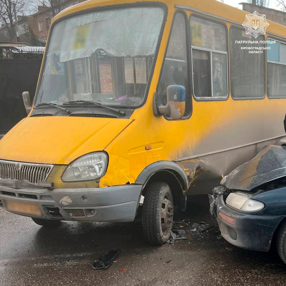 У Кропивницькому сталася ДТП за участю маршрутки