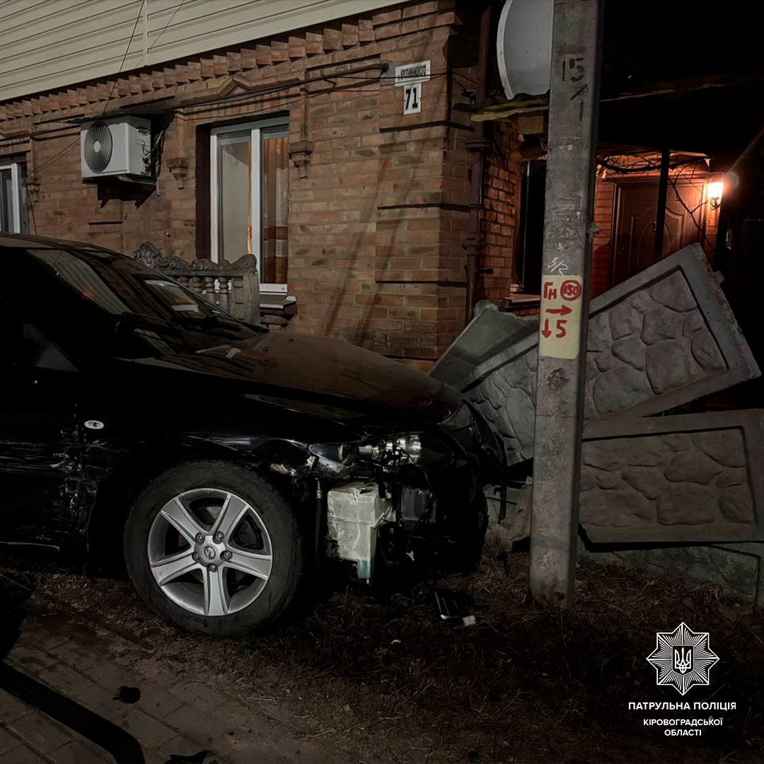 ДТП у Кропивницькому: пошкодженi автiвки та бетонний паркан