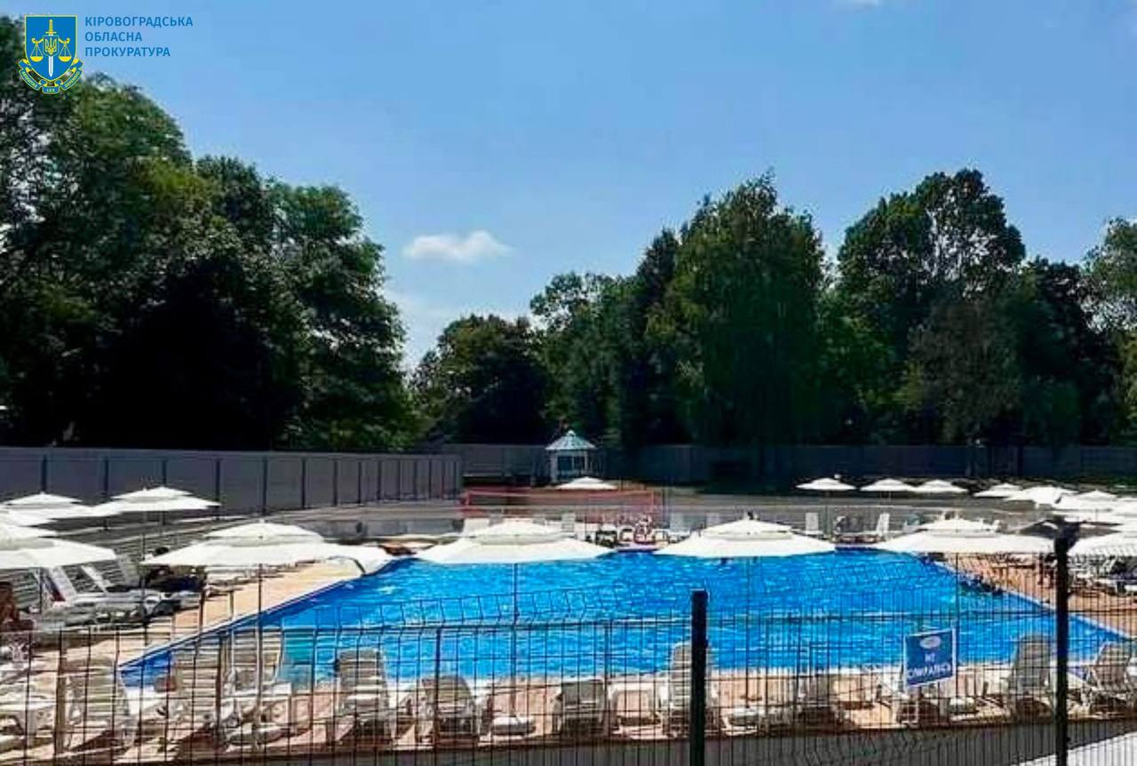 У кропивницькому Дендропарку примусово демонтують басейн