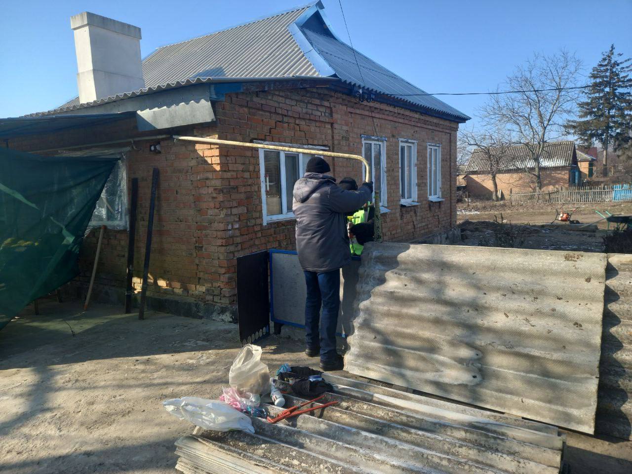 У Кропивницькому районi вiдновлюють будинки, якi постраждали вiд ворожого обстрiлу