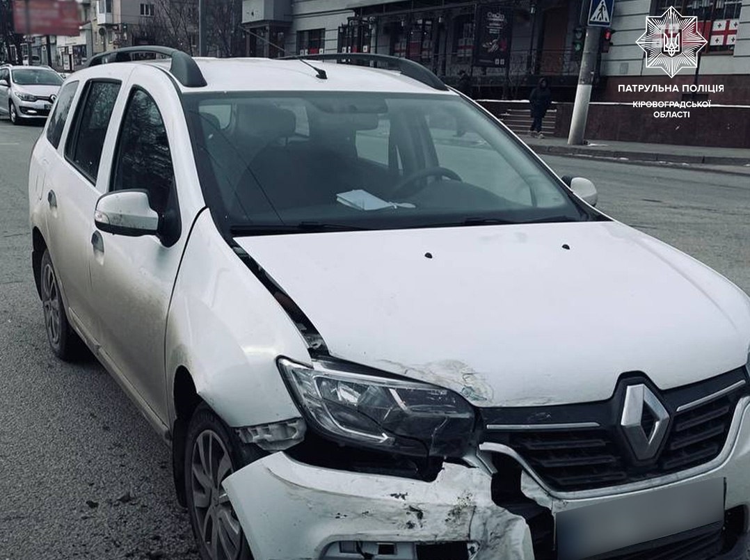 У Кропивницькому водій Renault не поступився дорогою та спричинив ДТП