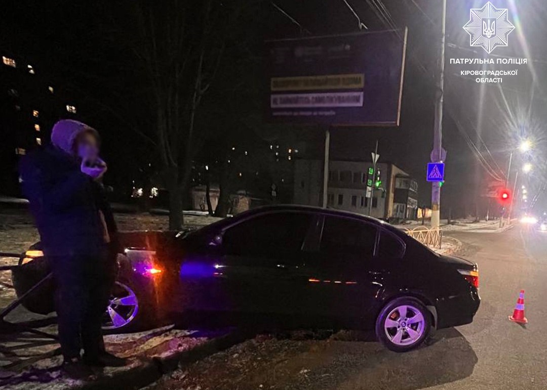 У Кропивницькому водій BMW влетів в огорожу