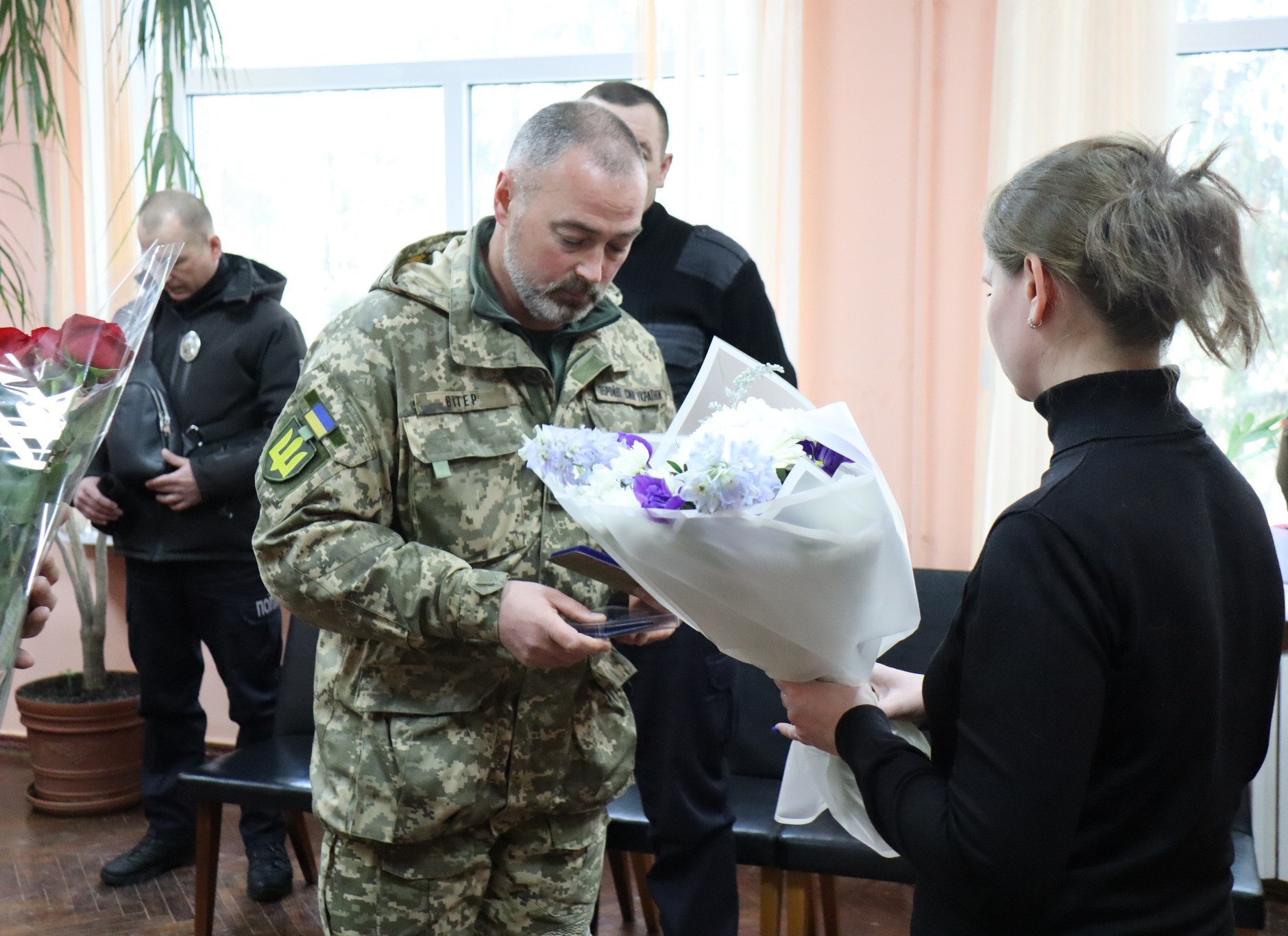 Доньцi безвiсти зниклого воїна з Кiровоградщини, вручили нагрудний знак батька