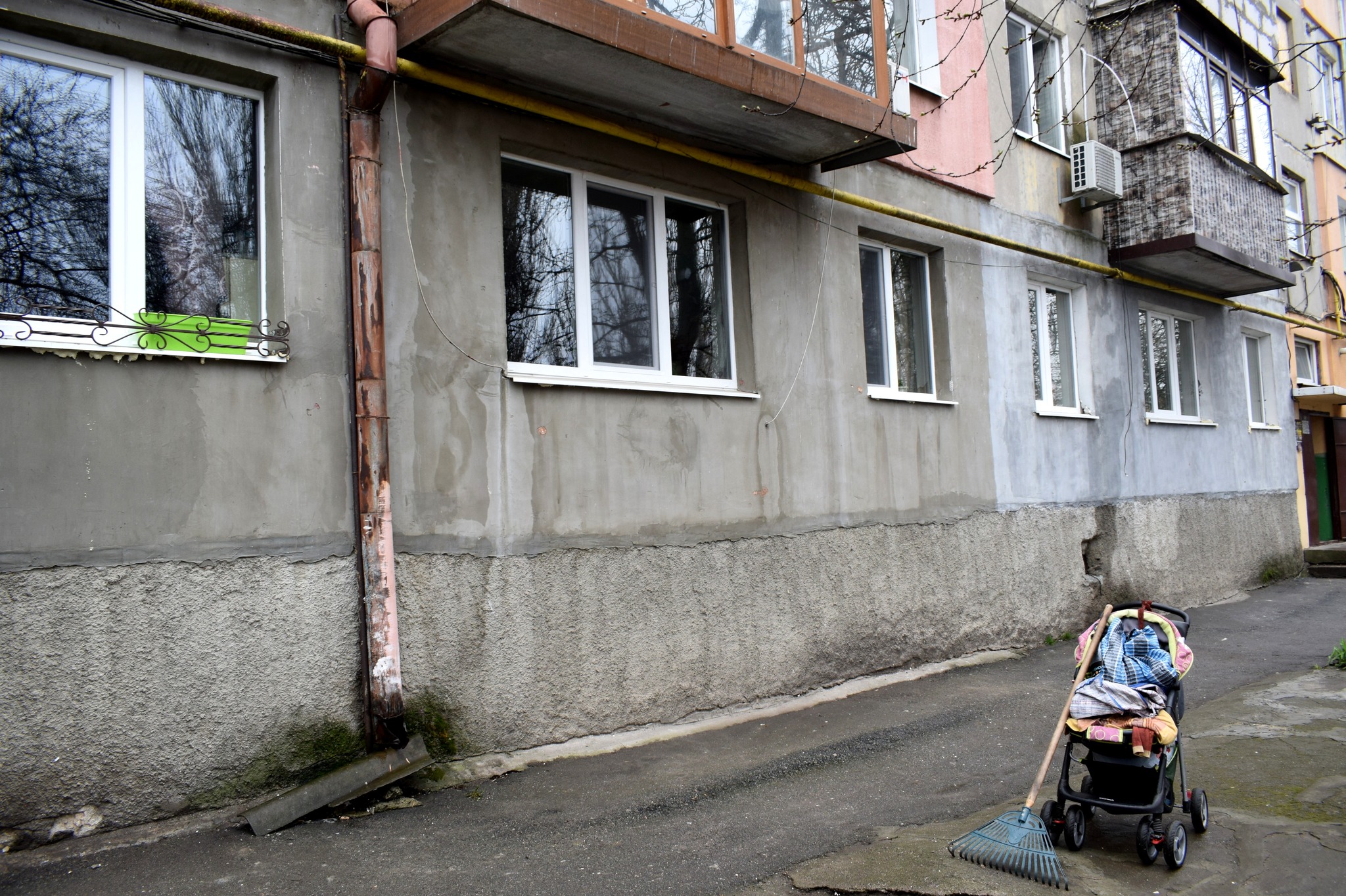 В будинку, що постраждав від шахедної атаки почали встановлювати нові вікна