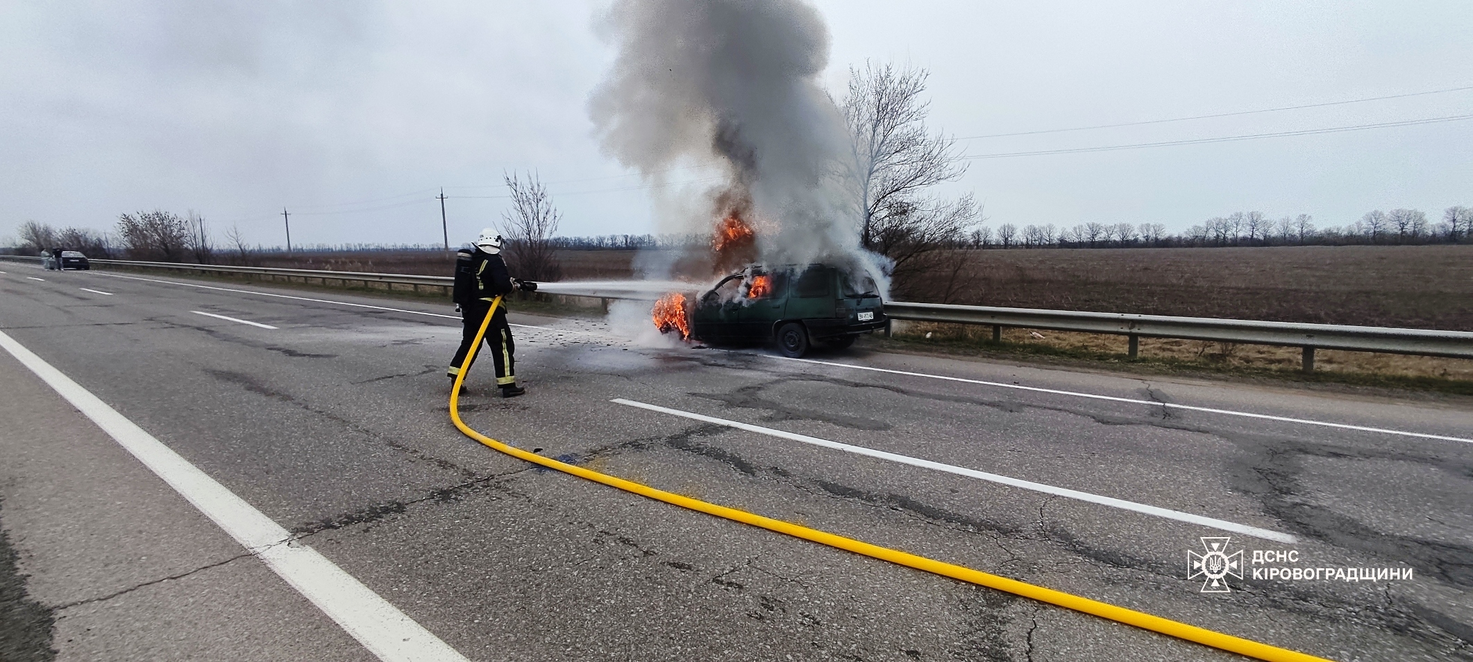 На Кіровоградщині посеред дороги загорівся легковик