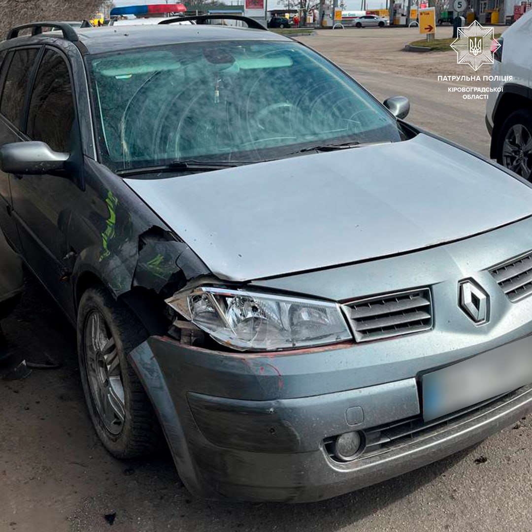 У Кропивницькому водій Renault вʼїхав у припарковане авто
