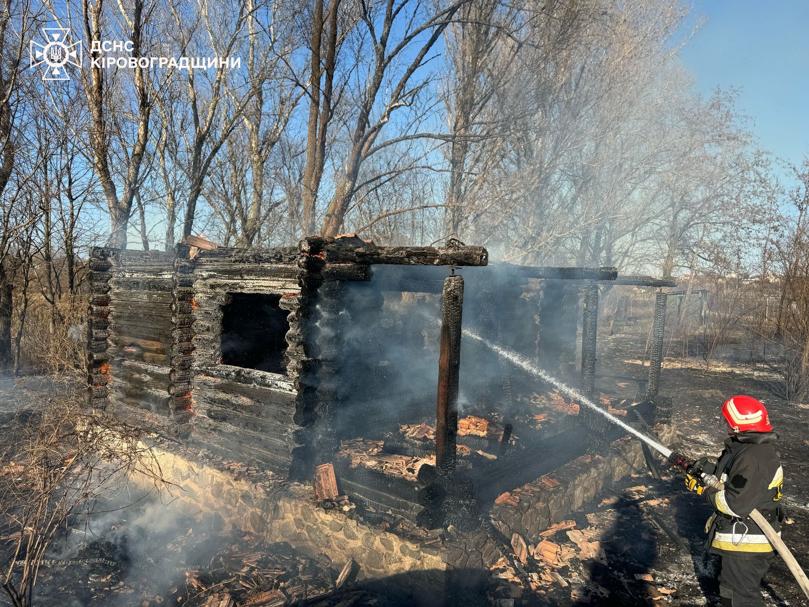 На Кіровоградщині вогонь знищив Таврію та дерев’яний будинок