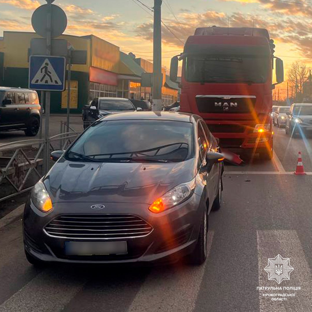 Вантажiвка врiзалася в легковик у Кропивницькому