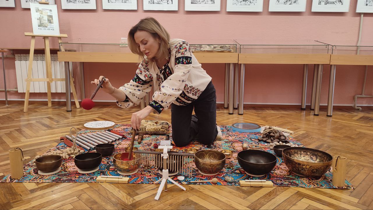 Перезавантажитися та відновитися. У Кропивницькому для рiдних воїнів проводять заняття зi звукотерапiї (ФОТО)