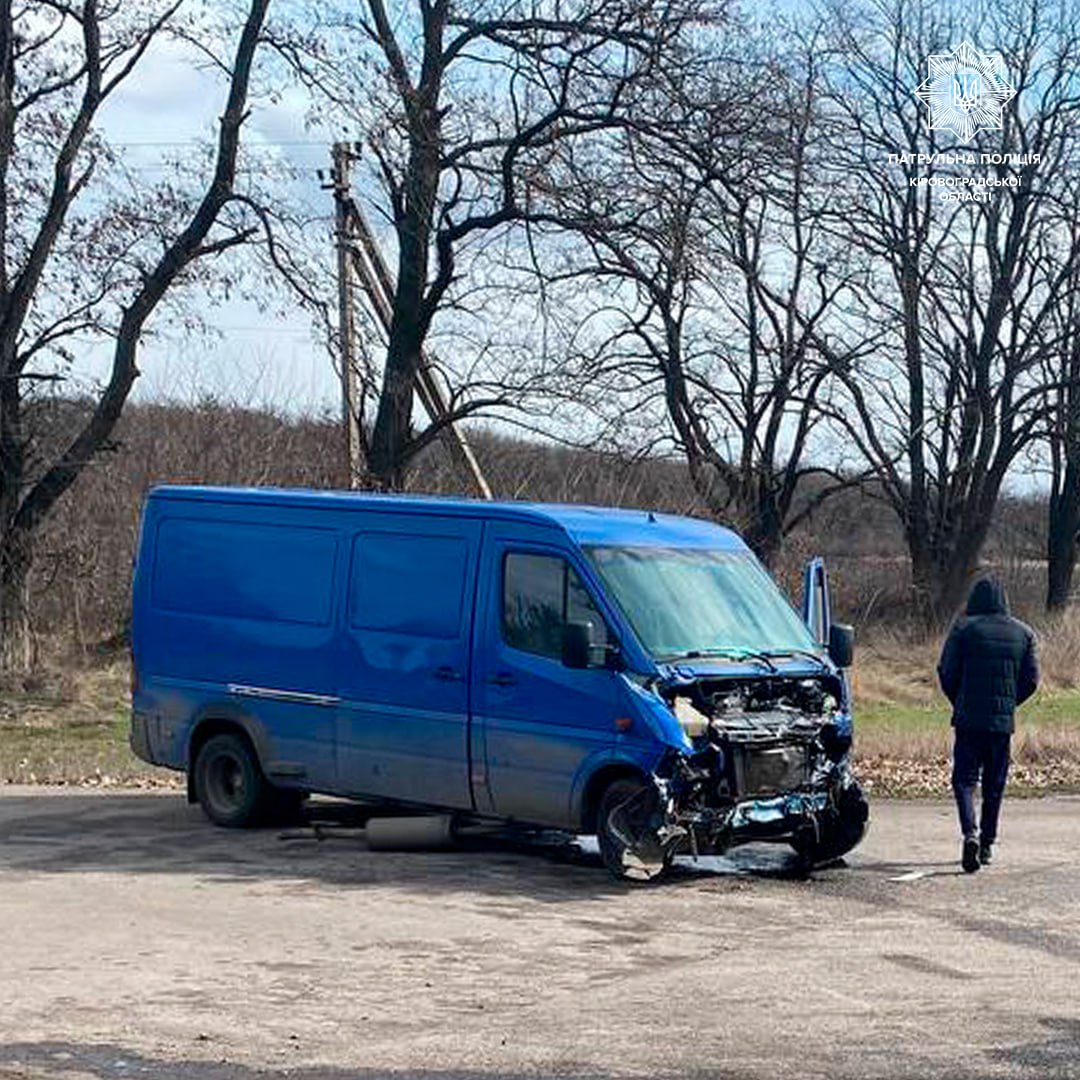 На Кіровоградщині водій фургона в’їхав у вантажівку