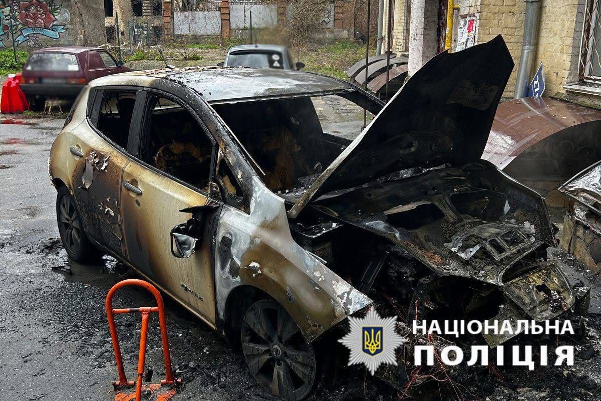 Поліцейські повідомили про підозру жителю Кіровоградщини, який спалив електрокар у столиці