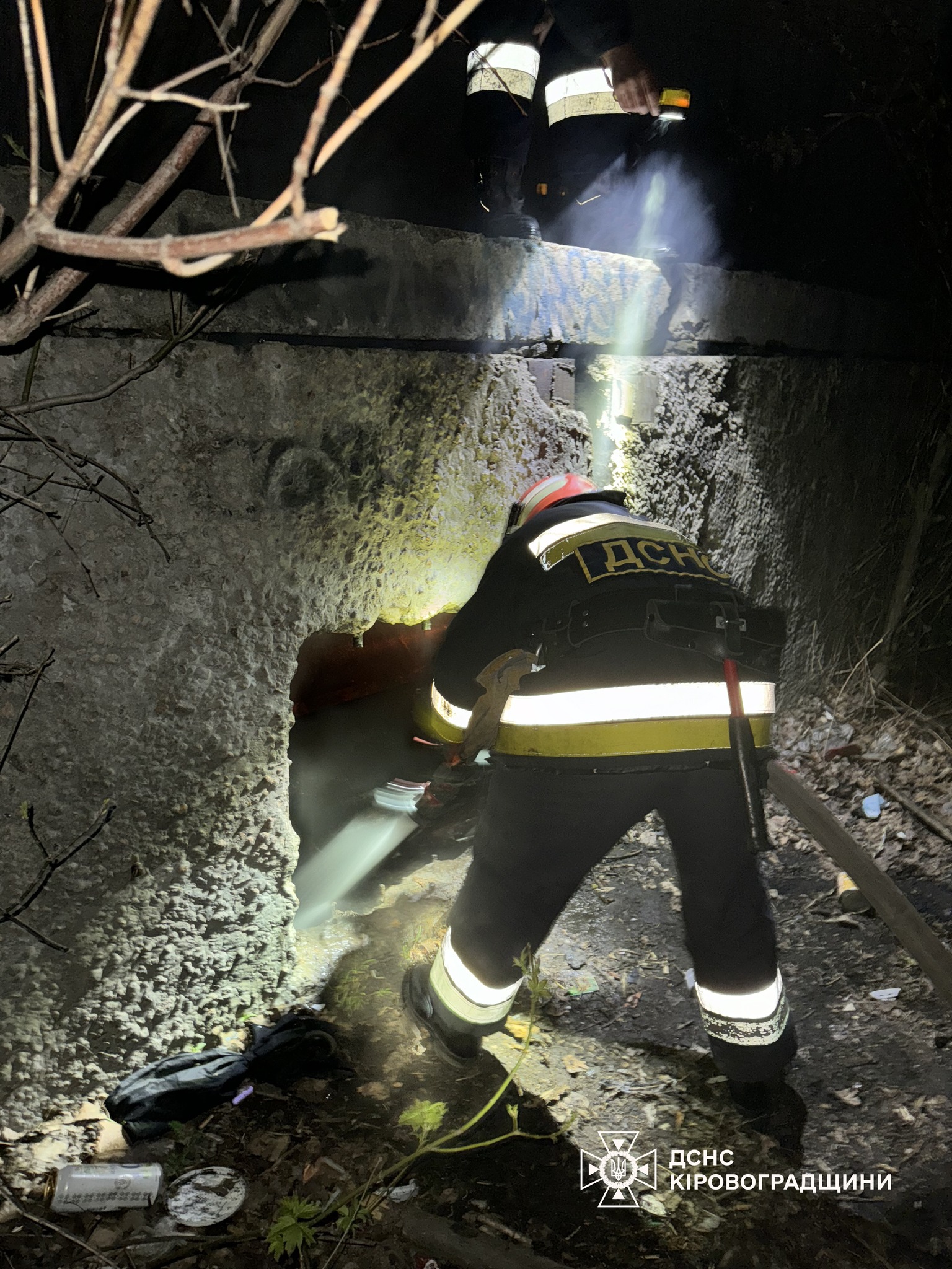 Кропивницькi рятувальники гасили вогонь у теплотрасi