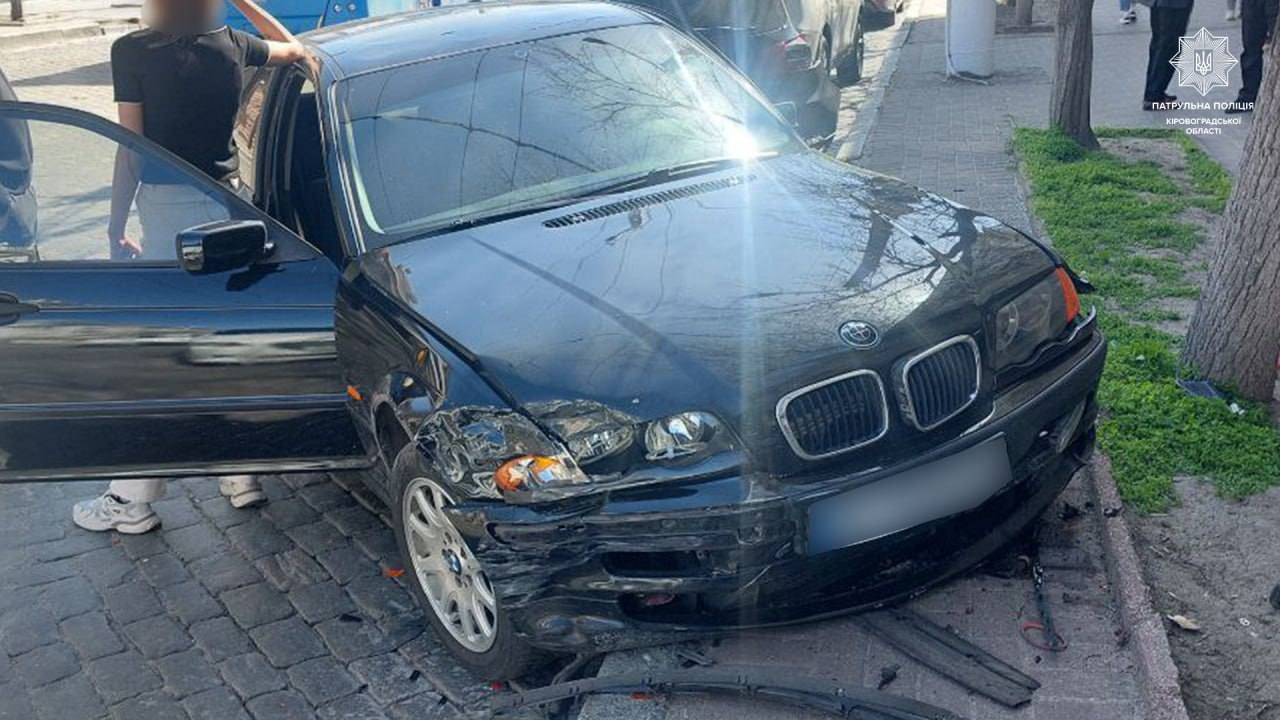 У центрі Кропивницького водійка BMW спричинила ДТП за участі чотирьох автівок