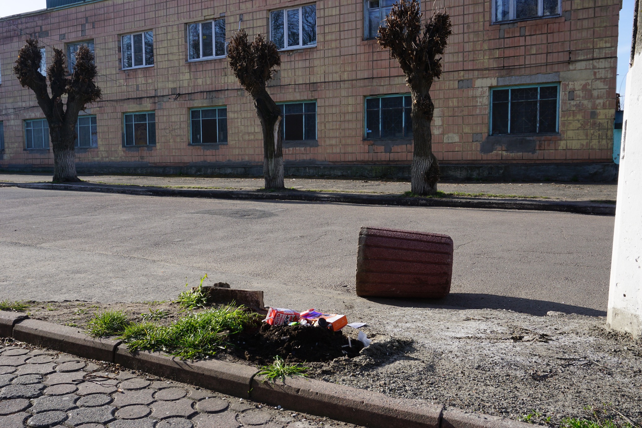 На Кіровоградщині вандали перекинули та порозбивали урни