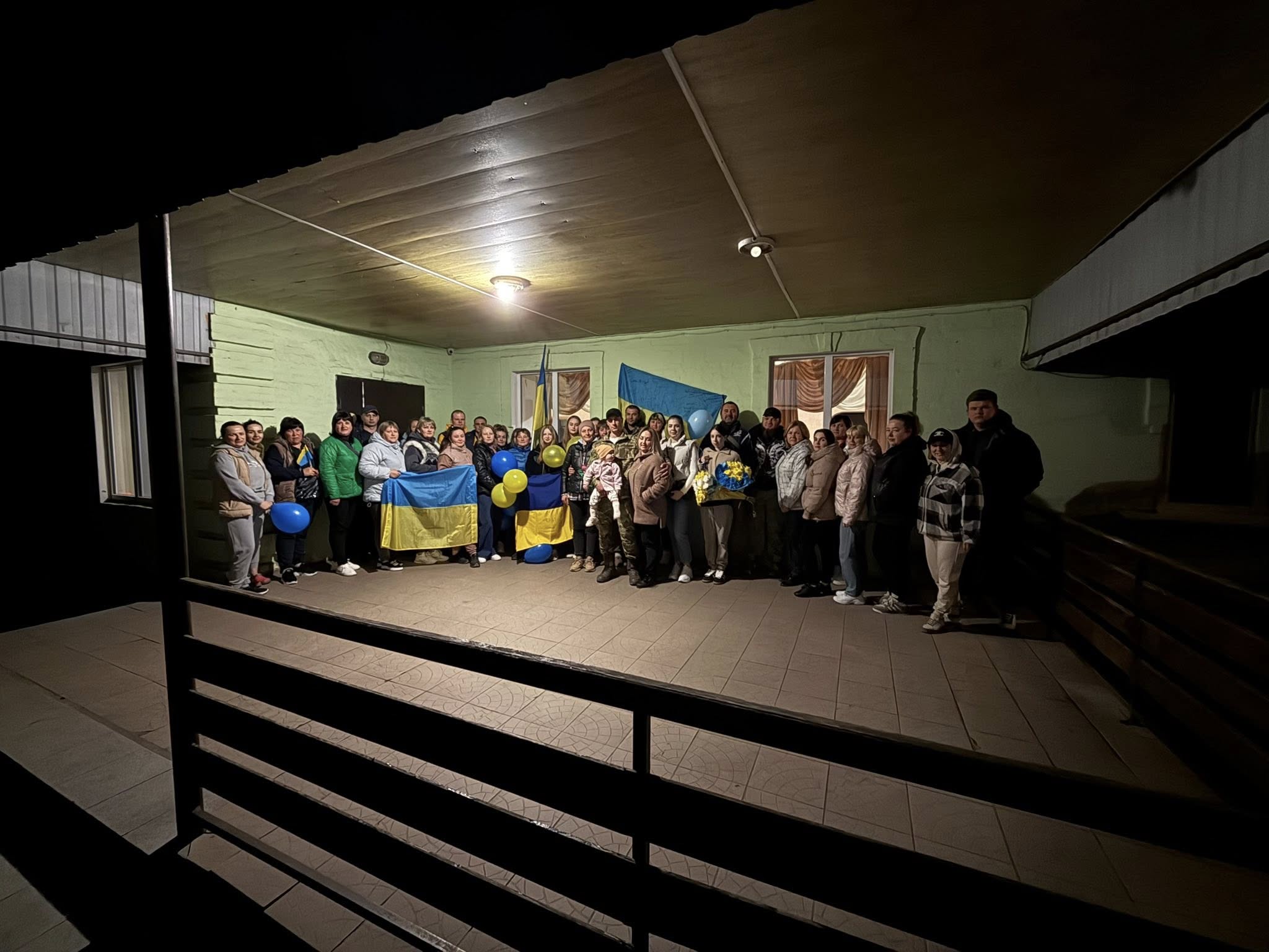 У громаді на Кіровоградщині зустрiли звiльненого з полону воїна