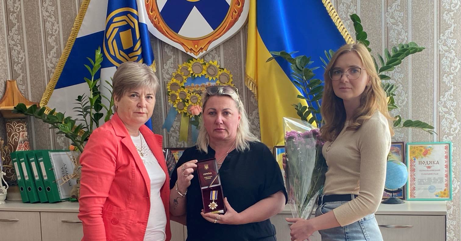 Дружинi загиблого бiйця з Кiровоградщини, вручили його орден “За мужнiсть”