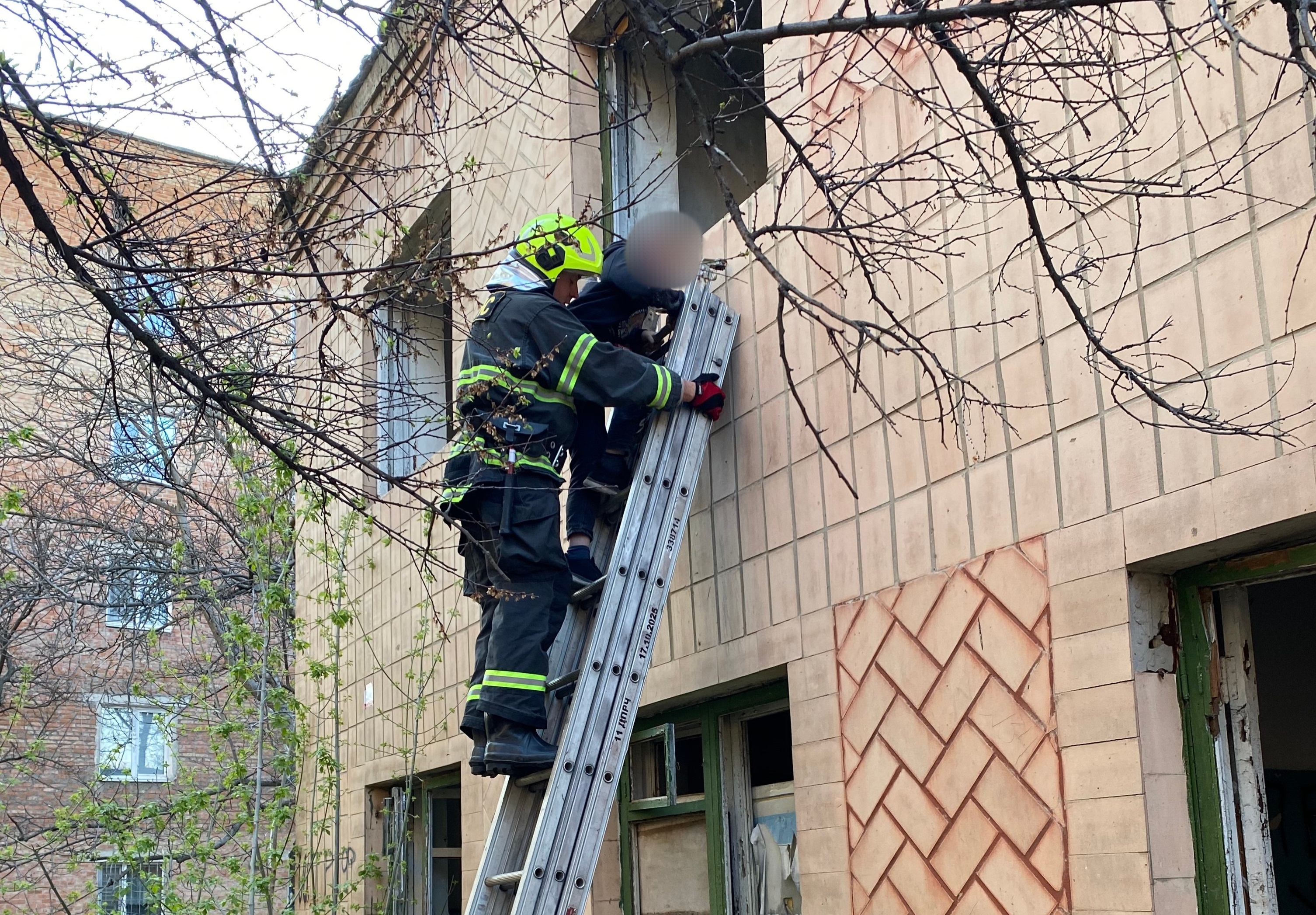 На Кіровоградщині рятувальники допомогли дітям, які стали заручниками покинутої будівлі