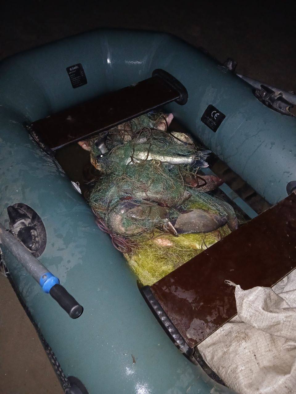 Чоловiка з човном та сiтками затримали на водосховищi Кiровоградщини