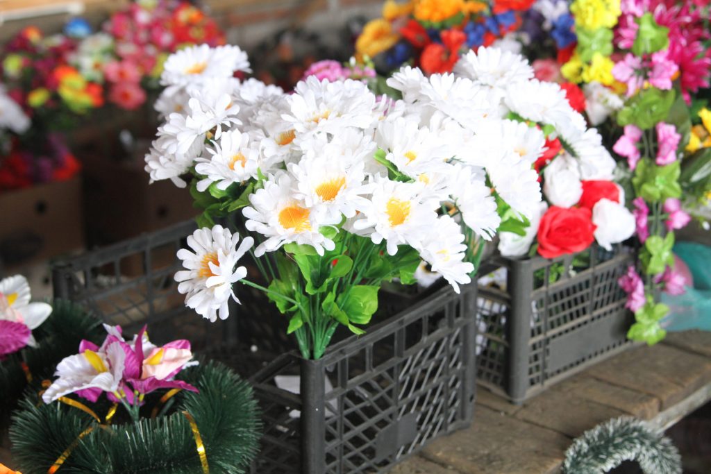 Кропивничан закликають не нести штучні квіти на кладовища