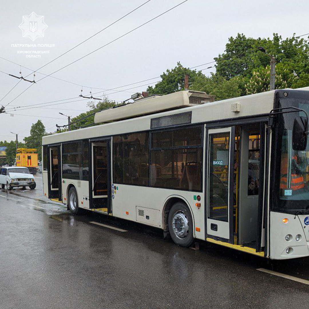 Біля Дендропарку водій ВАЗу в’їхав у тролейбус