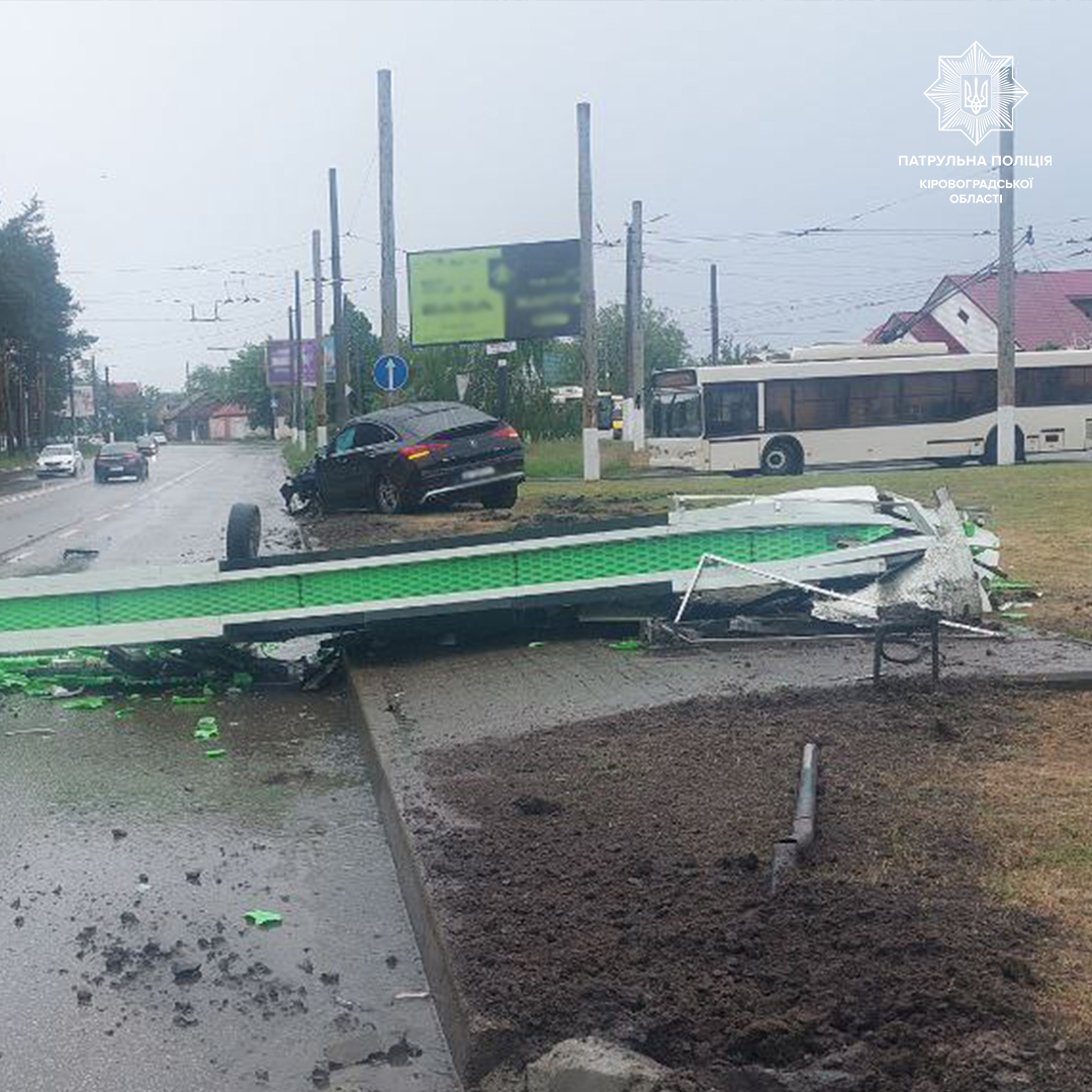 У Кропивницькому водiй знiс цiнову стелу АЗС