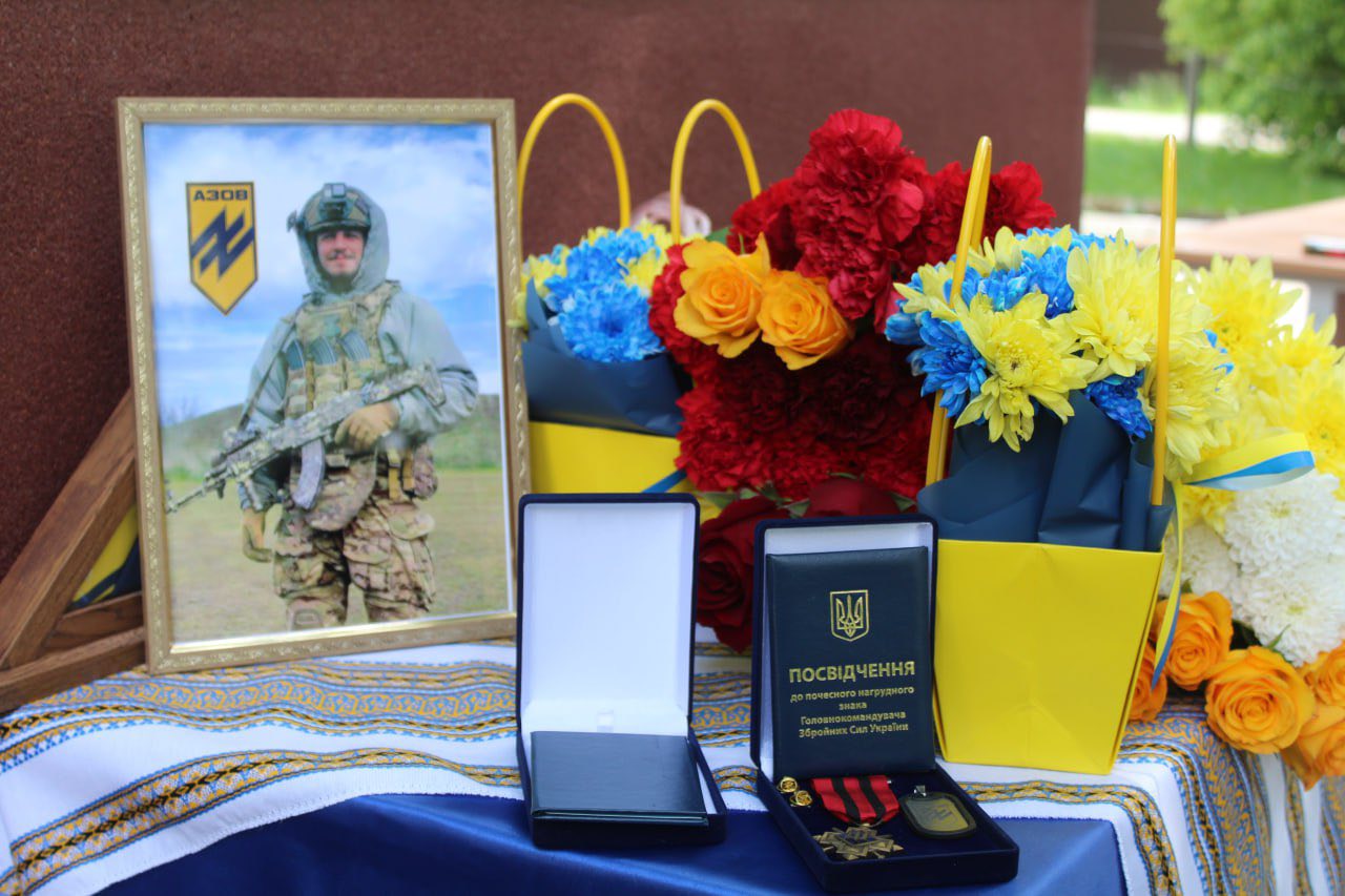 В громаді на Кіровоградщині відкрили меморіальну дошку загиблому азовцю