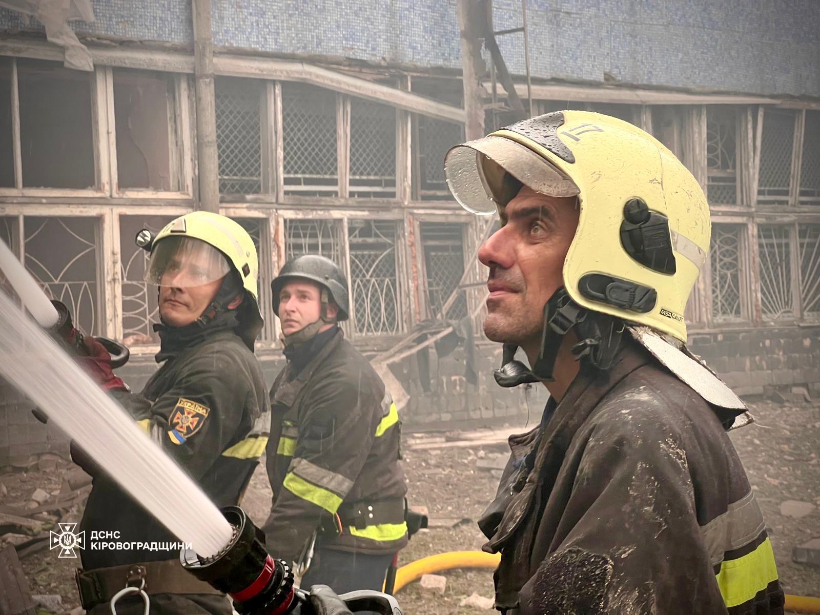 Після ворожої атаки рятувальники Кіровоградщини приборкали вогонь і допомагають постраждалим (ФОТО)