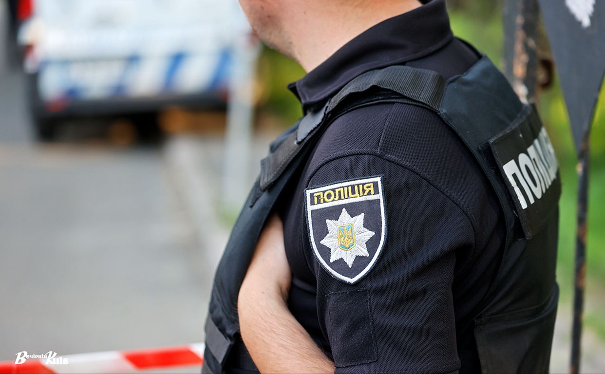 Поліцейські Кіровоградщині встановили підлітків, які вчиняли непристойні дії на кладовищі