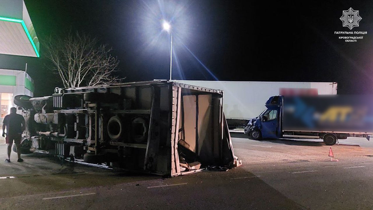 На Кіровоградщині перекинулася вантажівка