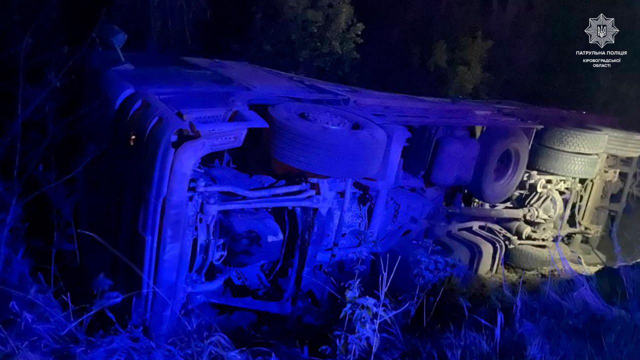 У Кропивницькому районі вантажівка вилетіла в кювет та перекинулася