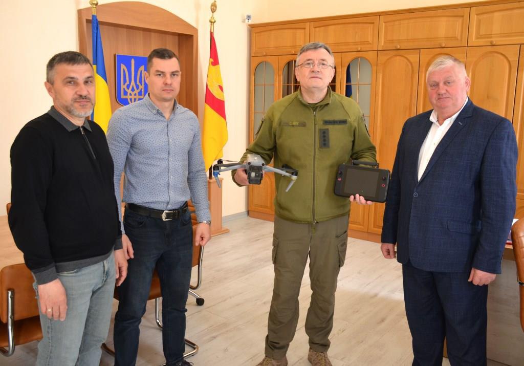 Бійцям Української добровольчої армії передали пульт керування БПЛА