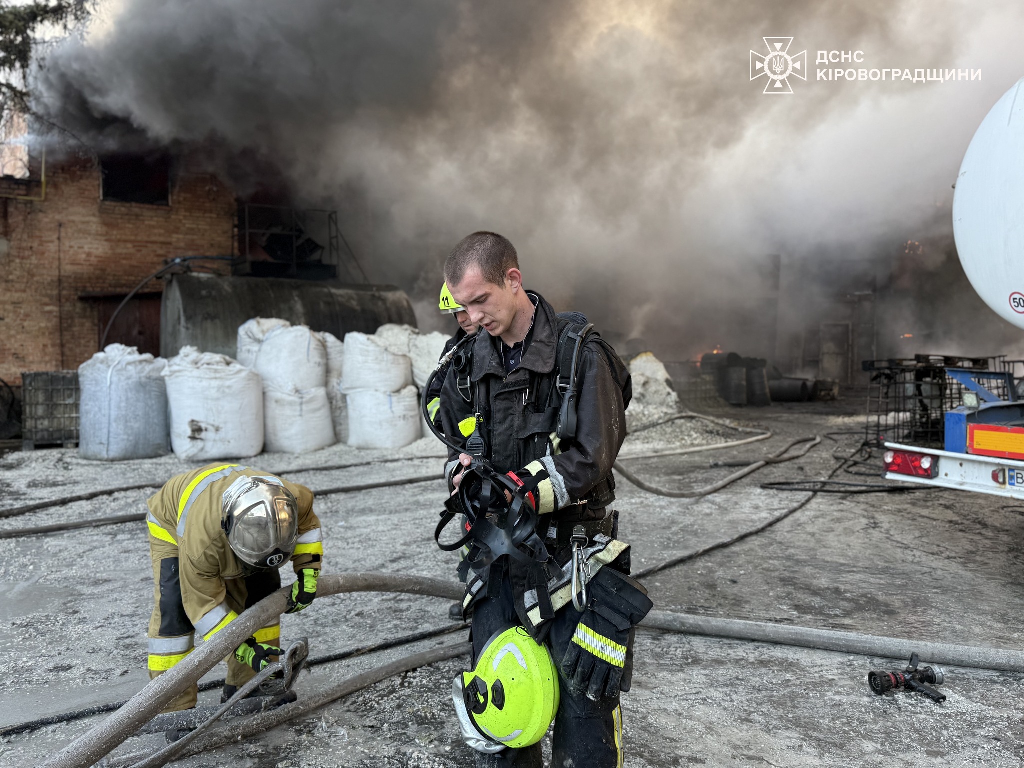На Кіровоградщині горить 400 квадратних метрів складів