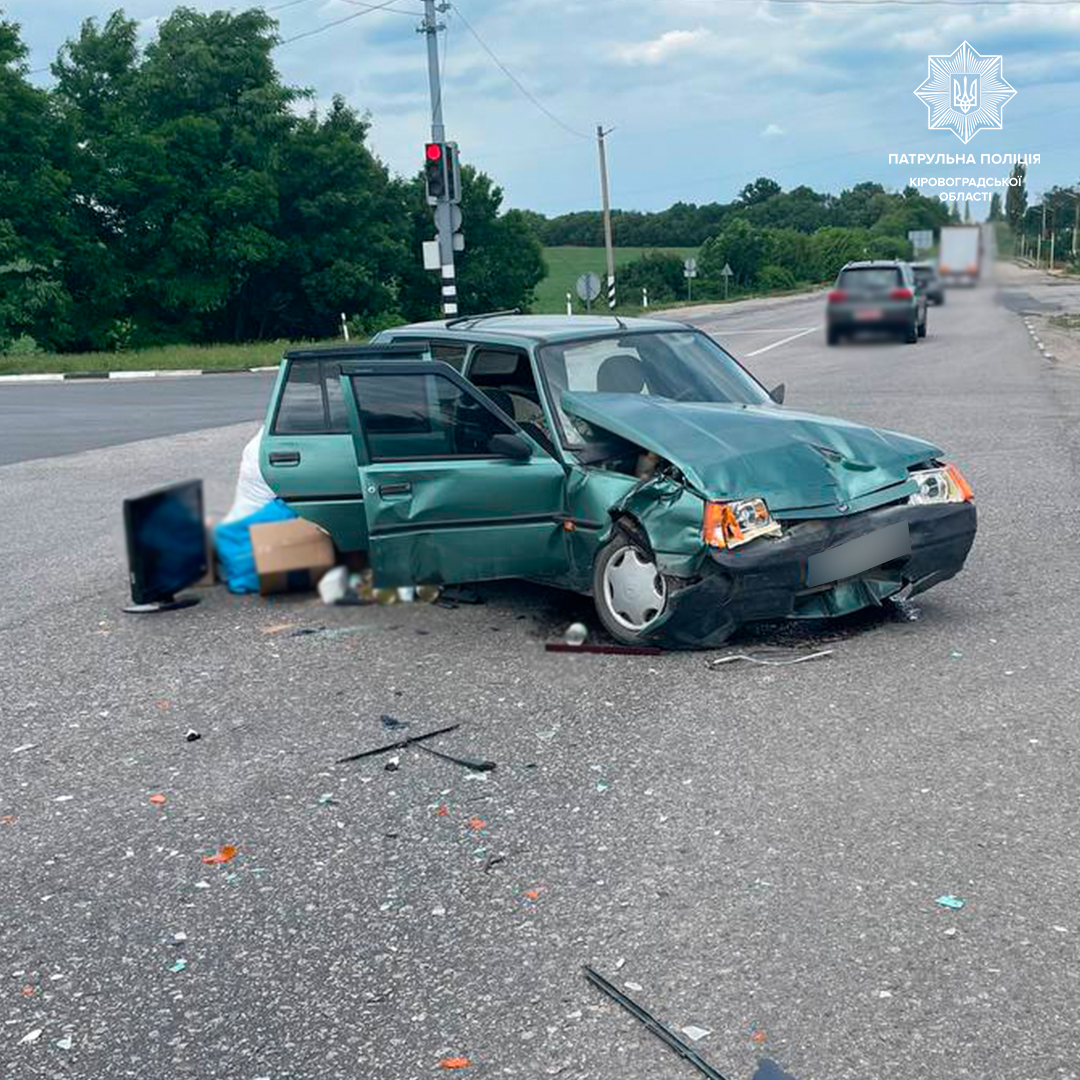 Неподалік Кропивницького водій хотів проскочити перехрестя, але спричинив ДТП