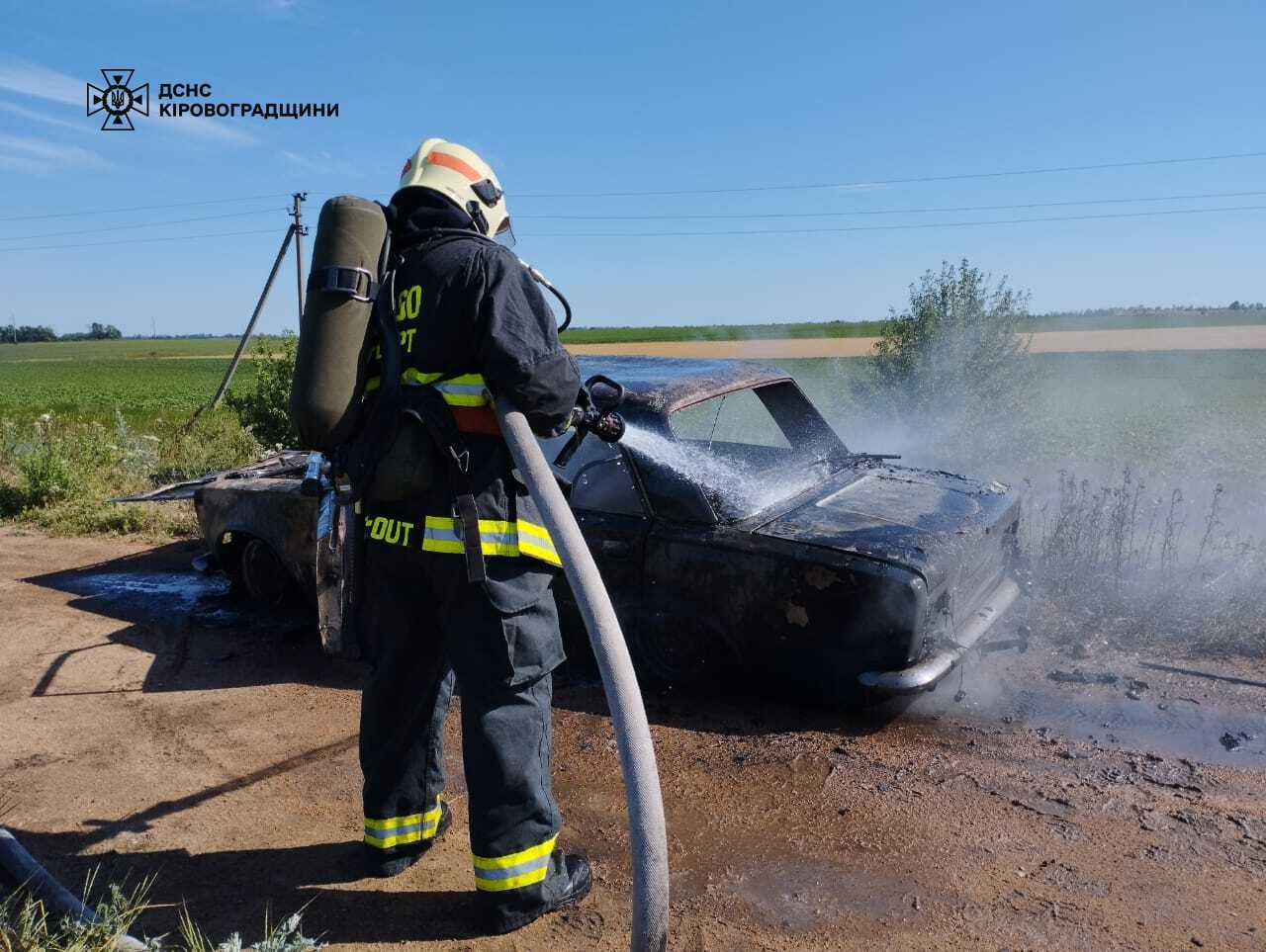 На Кіровоградщині вогонь охопив дві автівки