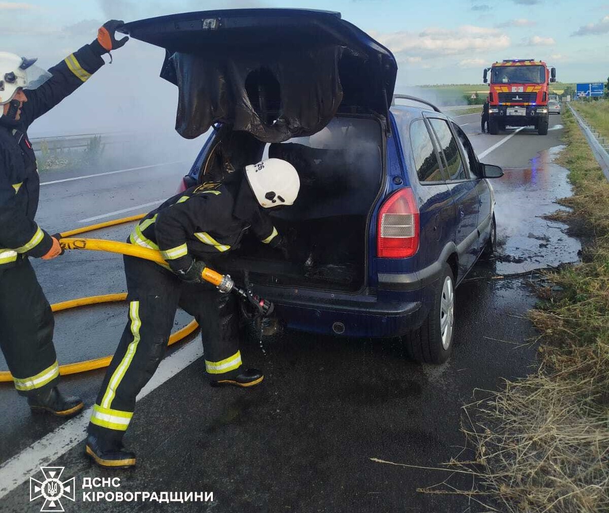 На Кіровоградщині посеред дороги загорілася автівка