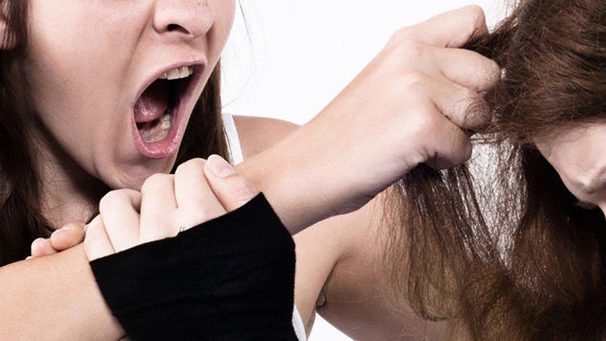 Жителька Кіровоградщини вирвала з голови сестри шмат волосся