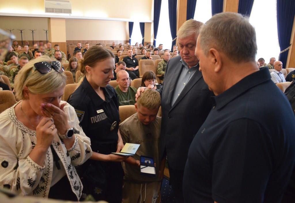 На Кiровоградщинi вручили нагороди родинам загиблих i зниклих безвiсти полiцейських