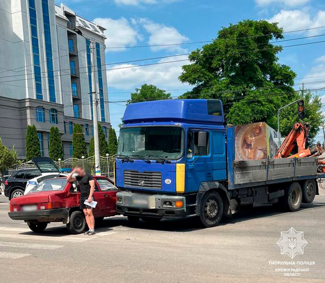 У Кропивницькому водій ВАЗу не поступився дорогою та спричинив ДТП