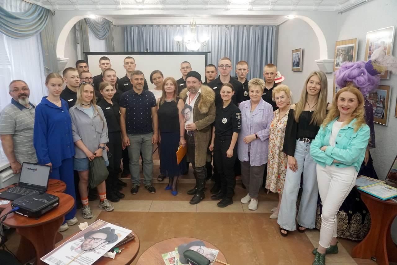 В обласному центрі народної творчості провели творчу зустріч із театралом Романом Бутовським