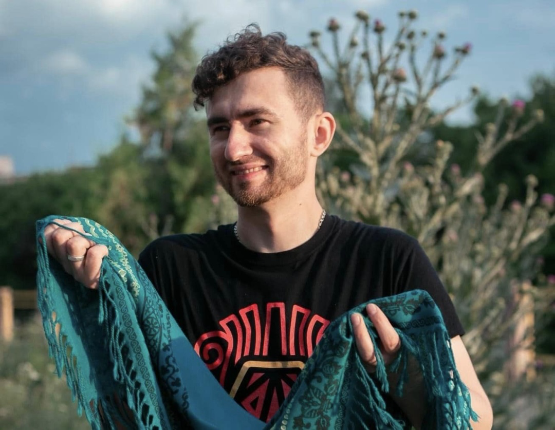 Залужному – шемаг, для “ДахаБраха” – хустка: як кропивничанин створює речі з характером