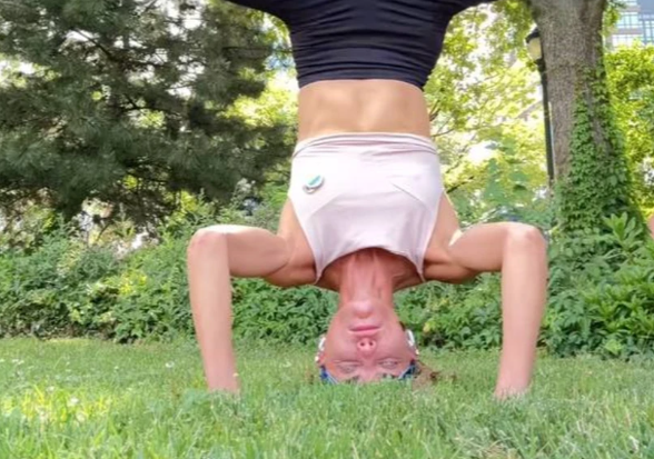 Супермодель з Кропивницького стала на голову, щоб пiдтримати ментальне здоров’я